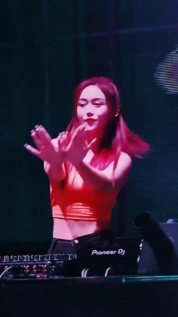 竖版美女酒吧蹦迪 竖版美女酒吧蹦迪