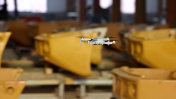 0095无人机在工厂内悬停飞行巡视飞行器