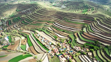 干旱乡村田野梯田
