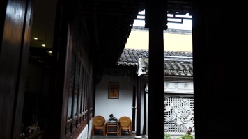 徽派建筑下雨的特写场景