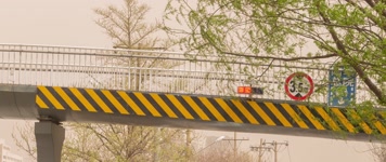 沙尘浮沉扬沙大风春季过街天桥