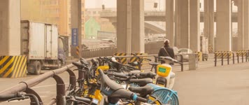 沙尘浮沉扬沙大风春季东北街道车站行人立交