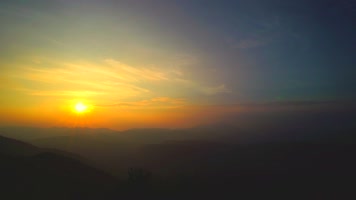 井冈山红旗雕塑及山景