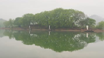 清明烟雨江南水乡古镇小船晨雾水面倒影