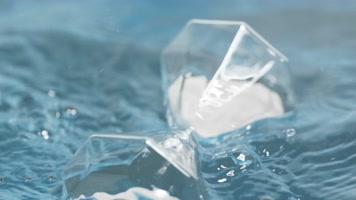 沙漏掉落入水中人文意境实拍