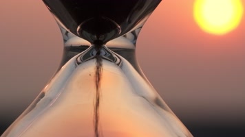 夕阳黄昏傍晚沙漏特写实拍镜头