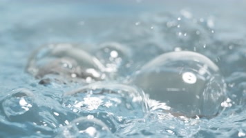 沙漏掉落入水中意境写意实拍