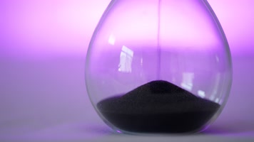 紫色沙漏时间流逝实拍镜头