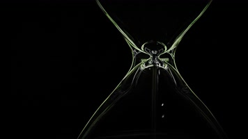 绿色沙漏时间流逝争分夺秒实拍