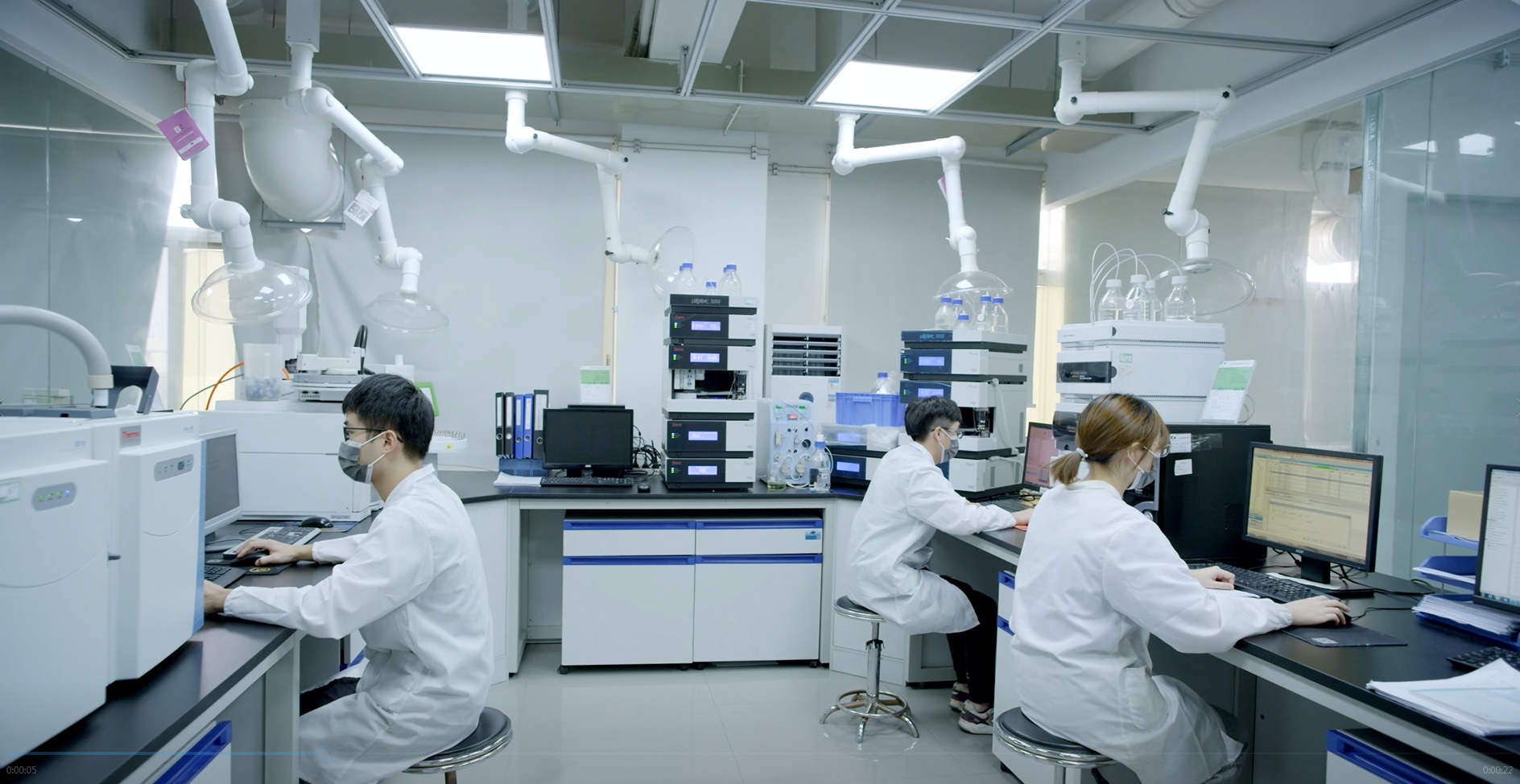 医学实验室科研人员研究镜头流水线生产