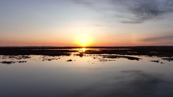 巴尔虎草原日出静静的湿地湖泊