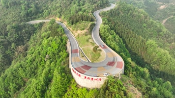 4K航拍贵州曲折蜿蜒的山区公路美景