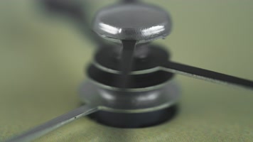 黑色金属闹钟时钟指针时间流逝