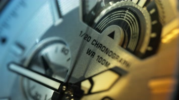 彩虹灯光机械手表时钟指针微距特写