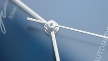 机械手表时钟指针微距特写争分夺秒