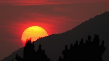 傍晚黄昏超大火红太阳日落山