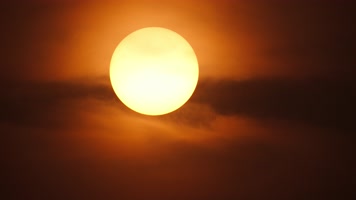 傍晚黄昏超大太阳日落山实拍空镜