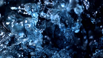 慢动作拍摄水面水花溅起