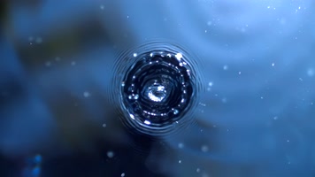 水滴滴入水面溅起水花 水滴滴入水面溅起水花