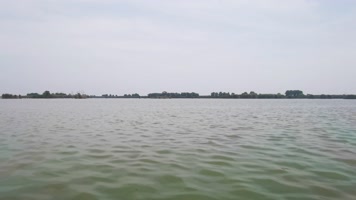 微风轻抚湖水波浪（合肥巢湖）