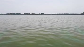 微风轻抚湖水波浪（合肥巢湖）