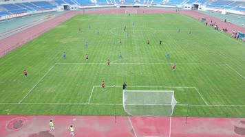 航拍足球比赛　踢足球　体育馆　足球　比赛