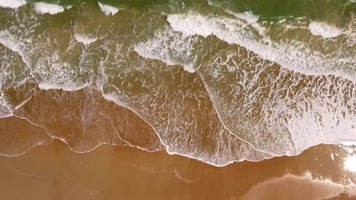 上帝视角、俯拍海浪、沙滩