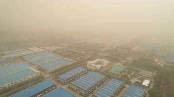 沙尘暴笼罩下的城市