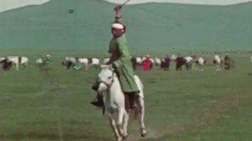 内蒙古民兵武装加强骑兵巡逻训练 