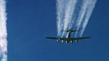 美国空军B-17轰炸机机群编队飞行 美国空军B-17轰炸机机群编队飞行