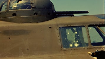 美军轰炸机迫降抢救救护伤员  美军轰炸机迫降抢救救护伤员