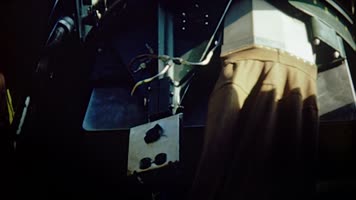 美军飞行员驾驶舱机枪手射击战斗空战