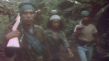 柬越战争柬埔寨游击队民兵武装行军准备战斗