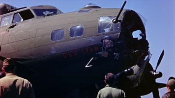 轰炸机飞行堡垒攻击中弹击中破损  轰炸机飞行堡垒攻击中弹击中破损