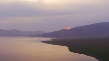 4K航拍新疆赛里木湖晚霞日落自然美景