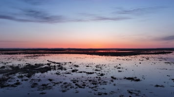 草原晨曦静静的湿地水泊