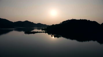 夕阳下湖光山色航拍