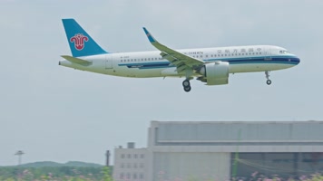 沈阳桃仙机场飞机降落