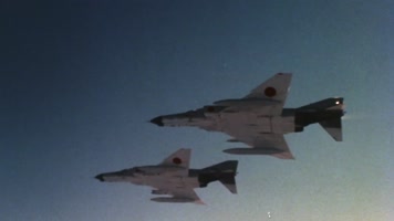 日本空军航空自卫队检修维修F-4鬼怪战斗机