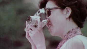 老式早期胶卷胶片闪光灯照相机拍照