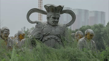 废墟瓦砾杂草工地佛像菩萨罗汉关公