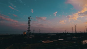 大范围蓝天白云 夕阳 电线塔 房屋村庄