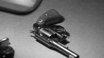 30年代左轮手枪开枪