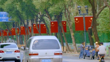 4K国庆国旗飘扬城市街道国庆氛围