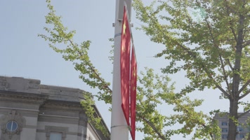 国庆节街边装饰的国旗