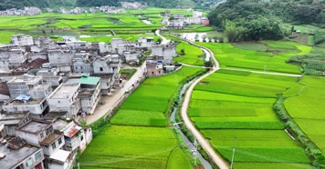 航拍广西靖西平江村风光