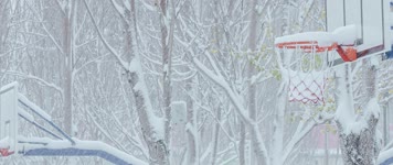 初冬大雪蓝球场风雪北方冬季寒潮