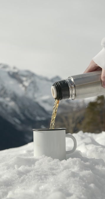 雪后的高山缓缓倒下咖啡
