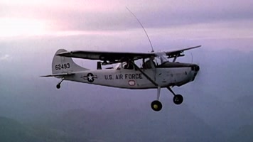 越南战争美军士兵电台呼叫战斗机火力支援