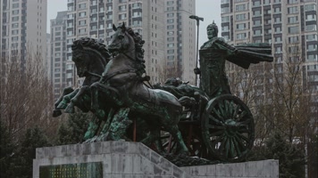 初冬深秋沈阳五里河公园秦开塑像雨中多角度